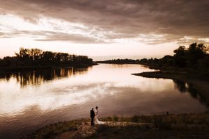 brautpaar im Sonnenuntergang, Elbe magdeburg, drohnenhochzeitsbild, fotograf Magdeburg