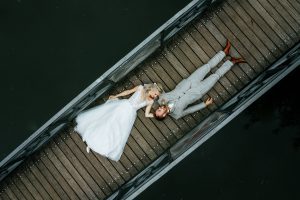 Brautpaar auf Brücke, hochzeitsfoto mit drohne, hochzeitsfotograf magdeburg