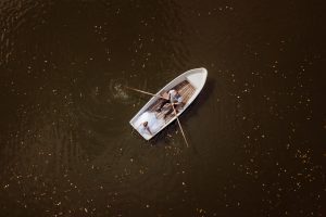 brautpaar im boot auf dem adolf-mittag-see, hochzeitsfotografie