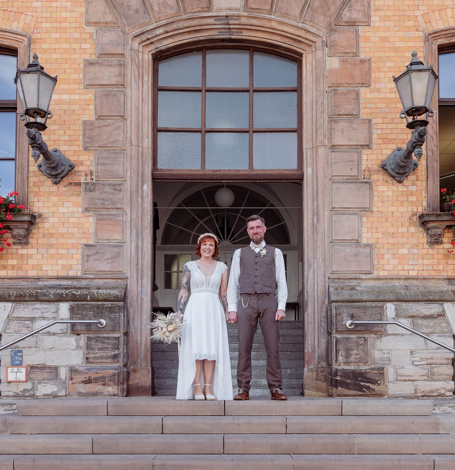 brautpaar vor Standesamt, hochzeitsfotograf magdeburg