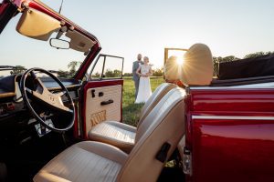 brautpaar mit vw Käfer, hochzeitsfotograf in Magdeburg an der Elbe