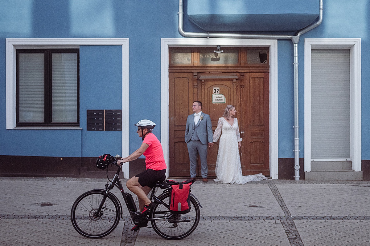 paarshooting, brautpaar, Fahrradfahrerin, hochzeit in magdeburg