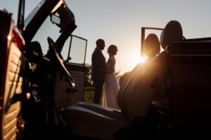 brautpaar im Sonnenuntergang, weddingcar, vw Käfer, silhouette