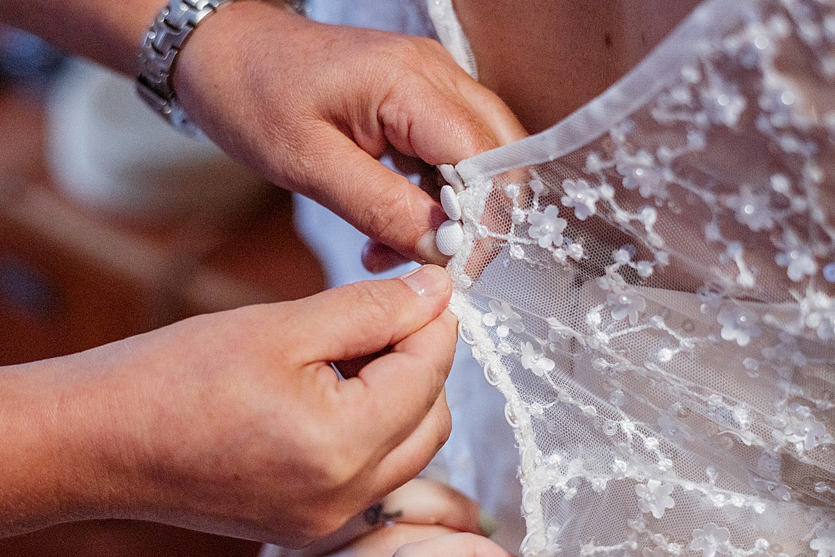 zuknöpfen, Brautkleid, Buttons, hochzeitsreportage