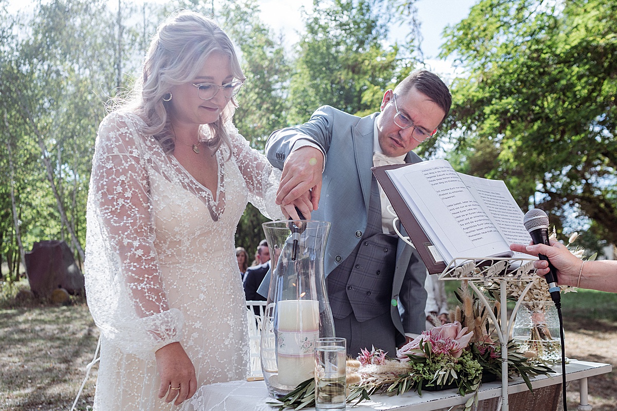 brautpaar zündet Kerze an, hochzeit in magdeburg