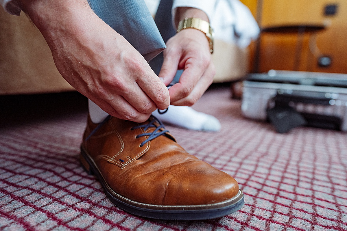 Schuhe binden, Hochzeitsvorbereitung 