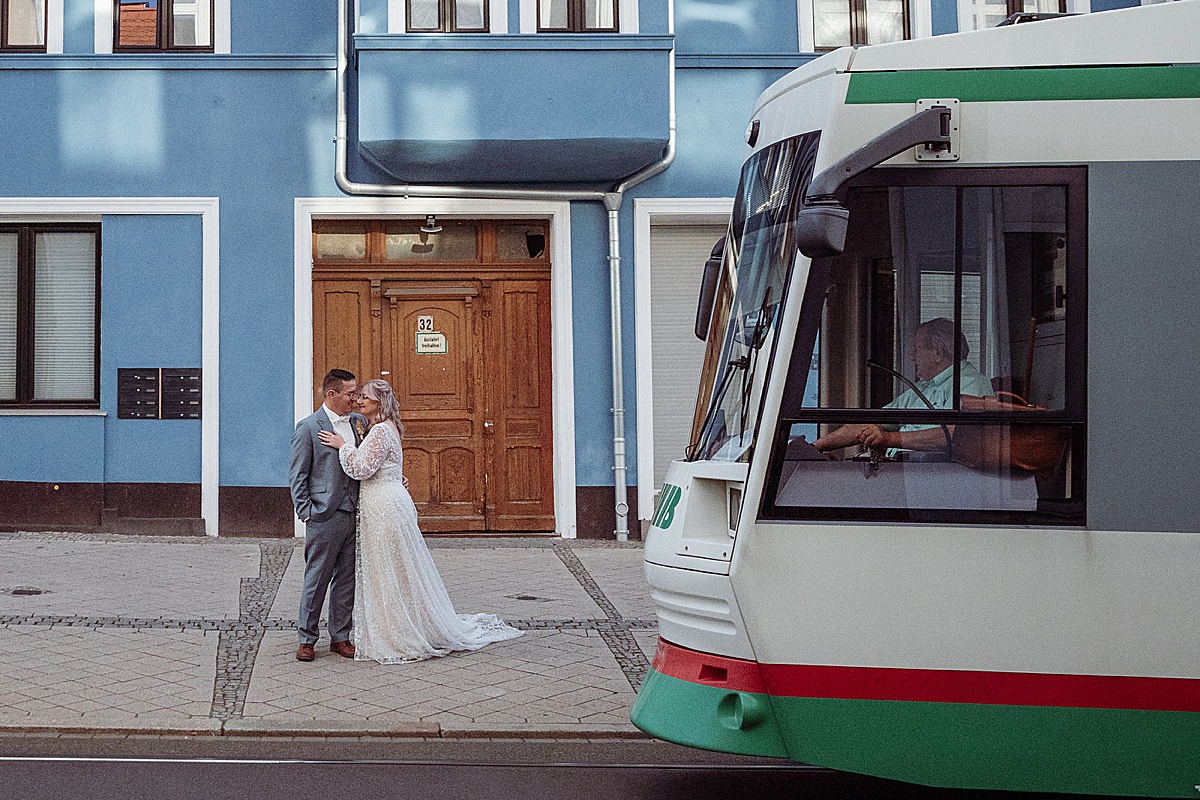 Straßenbahnfahrer, brautpaar, hochzeit in magdeburg